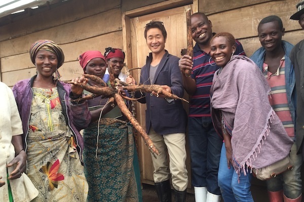 小川さんとコンゴの人々。自給食料を安定的に確保するための支援を行う （写真提供：テラ・ルネッサンス）
